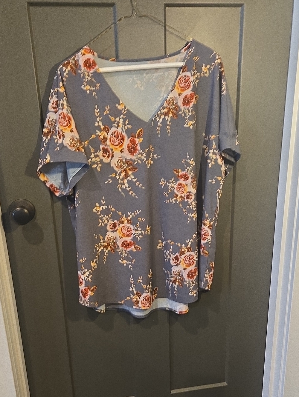 Floral V-Neck Short Sleeve Tee in Gray